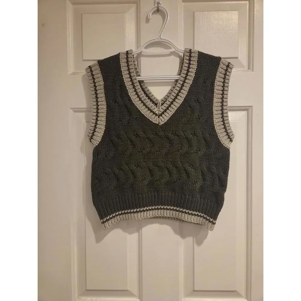 Crescent-  size medium -Green and Cream Cable Knit Sleeveless Sweater Vest - Picture 3 of 8